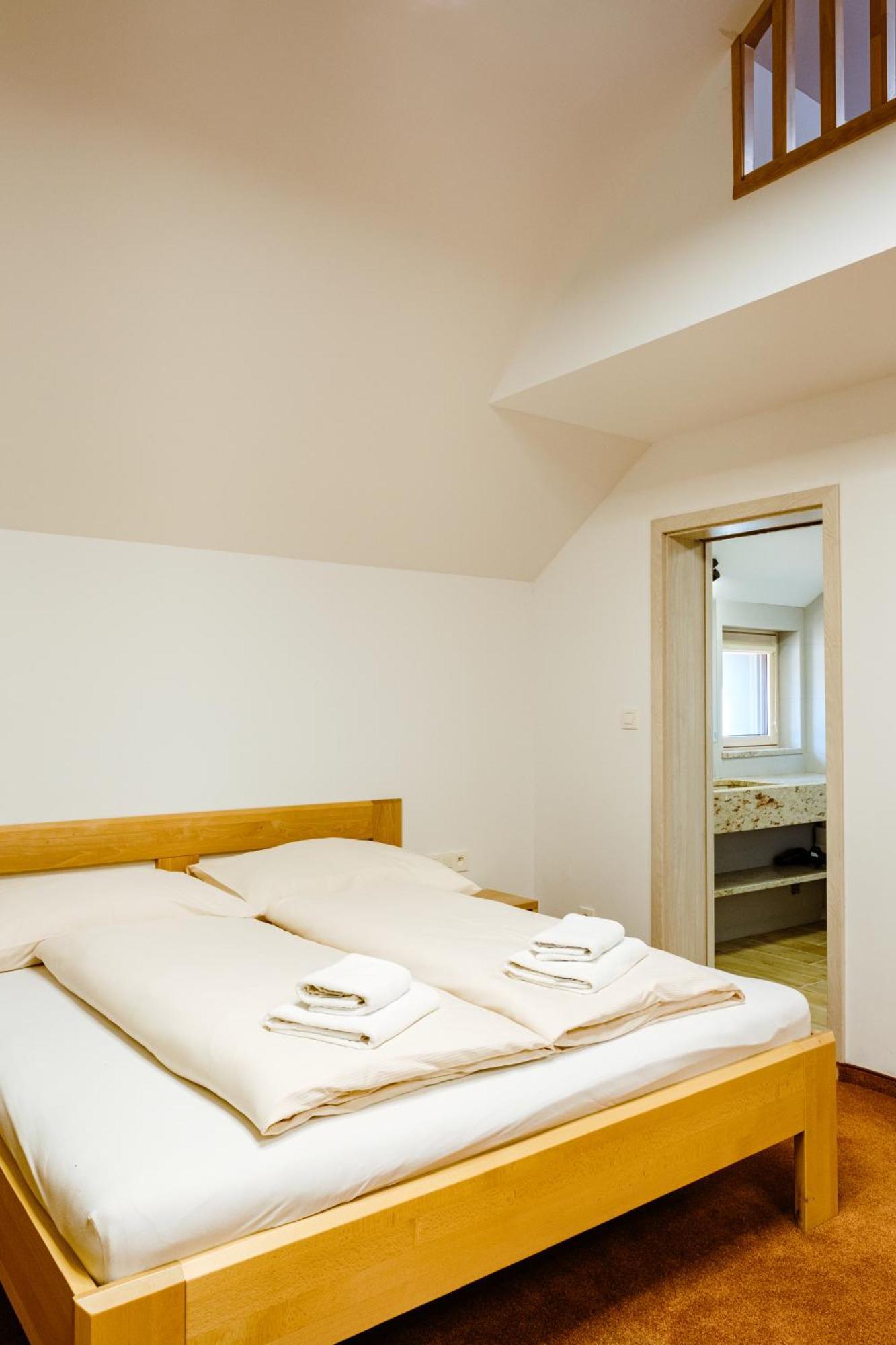 Penzion A Restauracia Twin Jasna 迪马诺卡多林纳 外观 照片